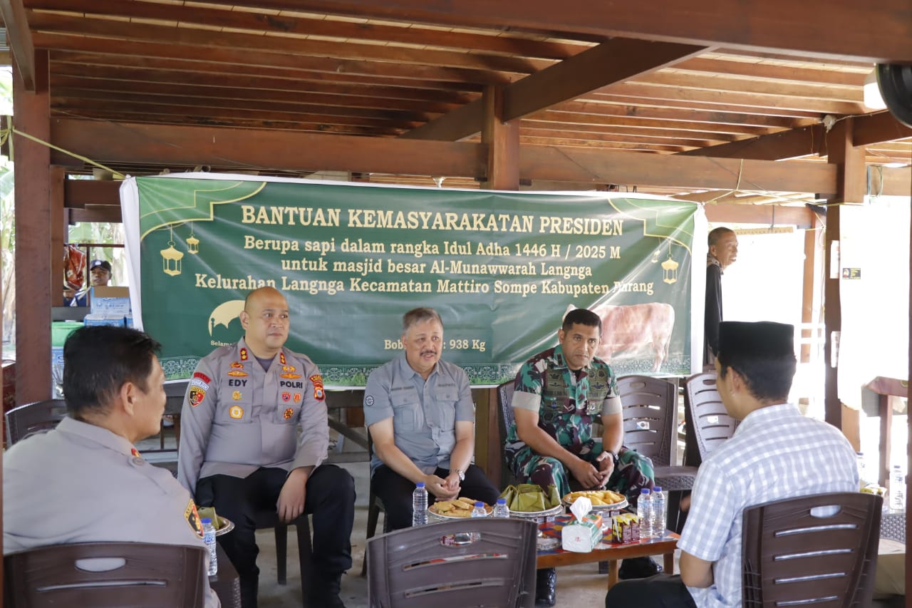 Forkopimda Pinrang Pantau Penyembelihan Hewan Qurban Bantuan Presiden RI di Mattiro Sompe