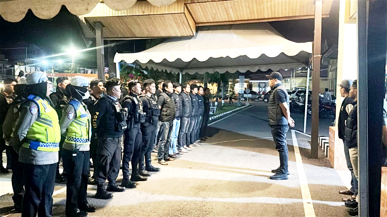Polres Pinrang Gelar Patroli Gabungan dan Salurkan Bansos di Momen HUT Bhayangkara ke-79
