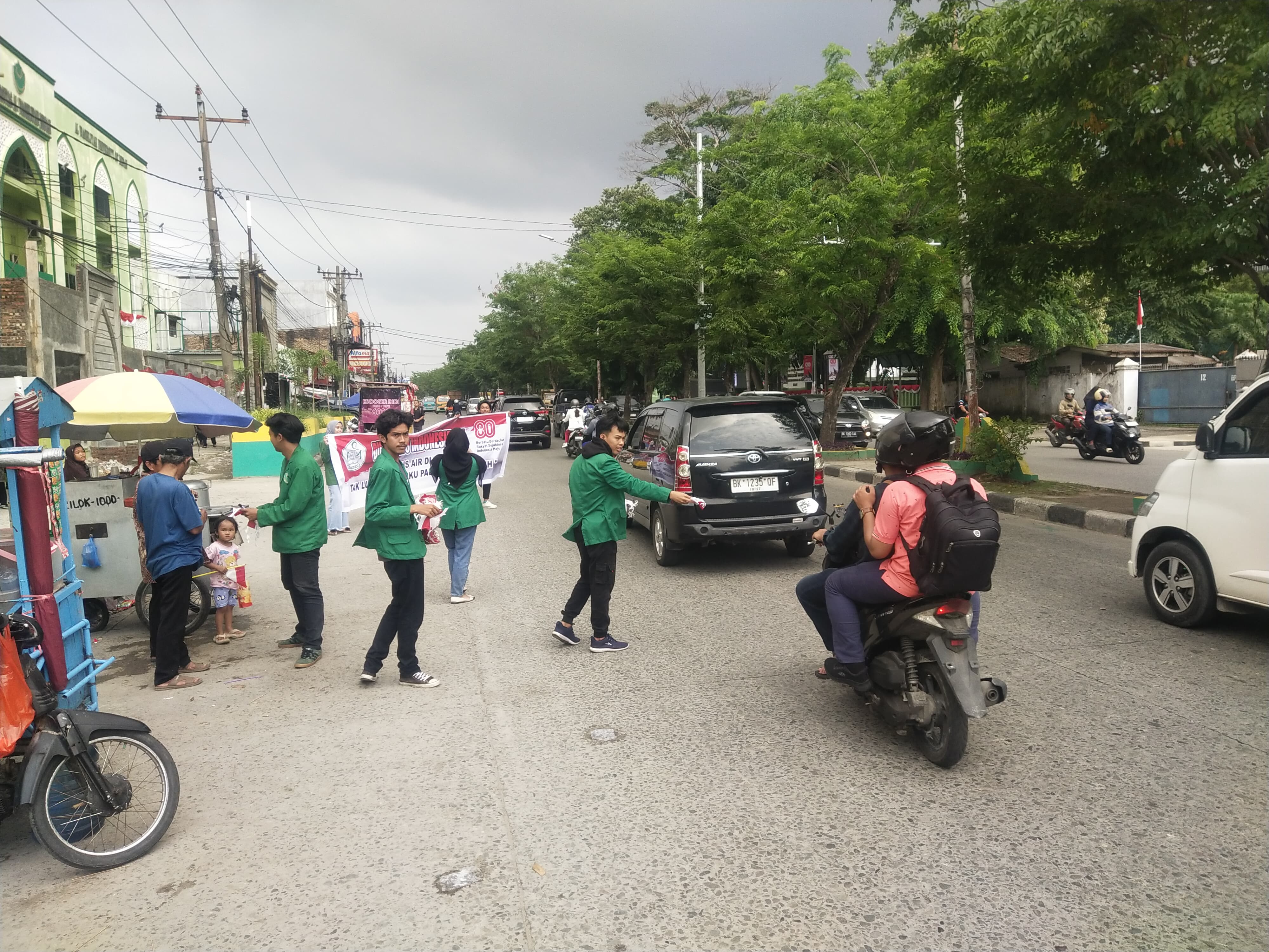 IKATAN SARJANA ALWASHLIYAH SUMUT Bagi-bagi Bendera Merah Putih