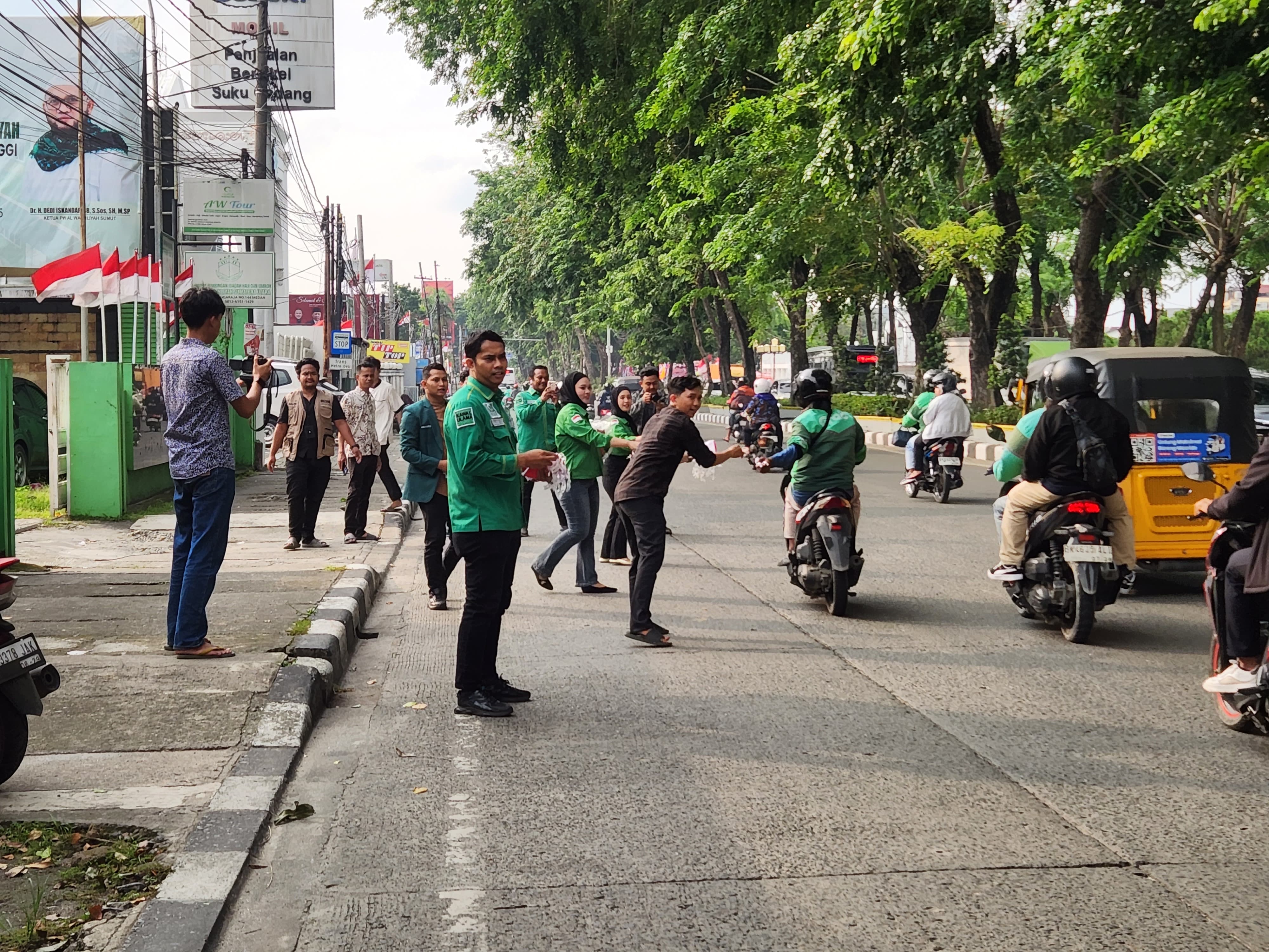 PW.Washliyah Sumut Amanahkan IKATAN SARJANA ALWASHLIYAH SUMUT Bagi-bagi Bendera Merah Putih