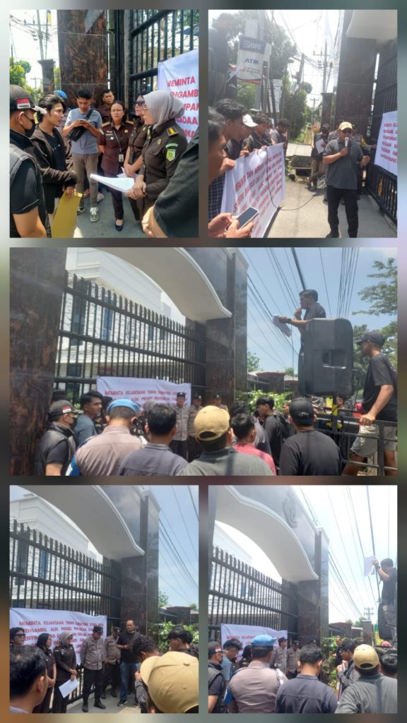 Dugaan Korupsi Smart Board dan Meubilair, Demonstran ‘Geruduk’ Kejati Sumut dan Kantor Gubernur