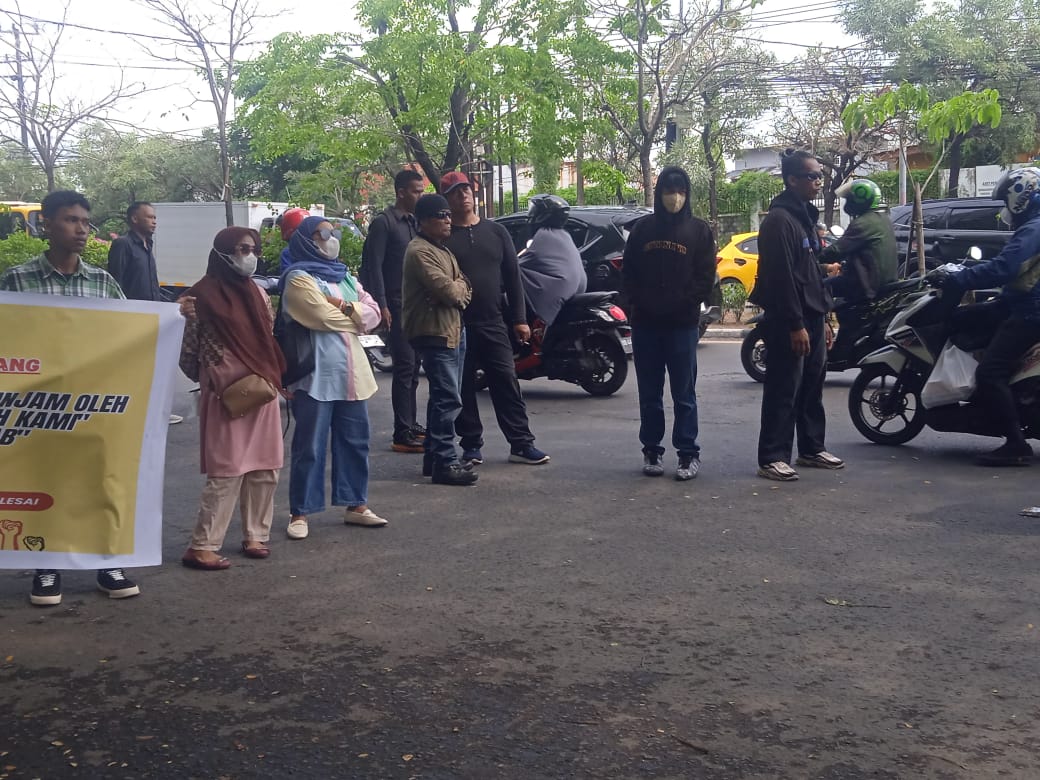 Makassar - infoglobalnews.id | Selasa, 7-10-2025. Puluhan ahli waris berdemo damai di depan mall Nipah. Para ahli waris Ganna Bin Ma`rang menuntut apa yang menjadi hak mereka. Sengketa kepemilikan tanah ±32.917 m² yang kini berdiri Mall Nipah Makassar terus bergulir di Pengadilan Negeri Makassar Kelas IA Khusus yang terdaftar dengan Nomor Perkara: 258/Pdt.G/PN.Mks. Selasa, 23 September 2025. Menurut ahli waris Ganna Bin Ma`rang kami menggugat dari tahun 2016, namun dari hasil gugatan tersebut kami kecewa dari pertimbangan majelis hakim saat itu. Pasalnya luasan tanah yang digugatkan berbeda dengan yang dikuasai oleh pihak mall nipah. Hal ini kami anggap keliru, karena mall nipah masuk area tanah kami sebagaimana bukti alas hukum berupa surat-surat yang sah yang kami miliki. Saat ini selalu ahli waris Ganna Bin Ma`rang, sekali lagi melakukan gugatan kepada negara melalui pengadilan dengan nomor perkara 258/PDT.G/2025/PN.MKS. yang mana di dalam gugatan tersebut kami menggugat : Tergugat I, PT Kalla Inti Karsa Tergugat II, Walikota Makassar Tergugat III, Kepala Kantor Pertanahan Nasional Kota Makassar. Menurut Ahli waris. Kenapa melibatkan walikota Makassar saat itu, karena pihak walikota lah yang mengalihkan tanah tersebut ke pihak mall nipah ( PT. KALLA INTI KARSA ). Oleh karenanya sebagai ahli waris akan menyuarakan kepada seluruh masyarakat Indonesia agar hal ini bisa didengarkan oleh pemerintah Indonesia terkait dengan ketidak adilan yang telah dilakukan oleh oknum-oknum tertentu untuk menghilangkan hak-haknya selaku pemilik yang sah atas objek lokasi sengketa. Selaku ahli waris mengatakan bahwa mereka tidak hanya demo di depan mall nipah namun akan melakukan aksi demo di depan kantor walikota Makassar untuk menuntut keadilan atas perbuatan oknum pihak walikota Makassar yang telah menghilangkan haknya selaku pemilik yang sah sesuai UU yang berlaku. Adapun tuntutan ahli waris Ganna Bin Ma`rang: Kembalikan tanah milik kami sesuai dengan bukti surat alas hak yang kami miliki Pihak walikota Makassar harus bertanggung jawab atas perihal tanah kami kepada pihak PT. KALLA INTI KARSA *Reporter Abdul Hakim* Ahli Waris Sengketa Tanah Mall Nipah Gelar Demo Tuntut Hak Mereka