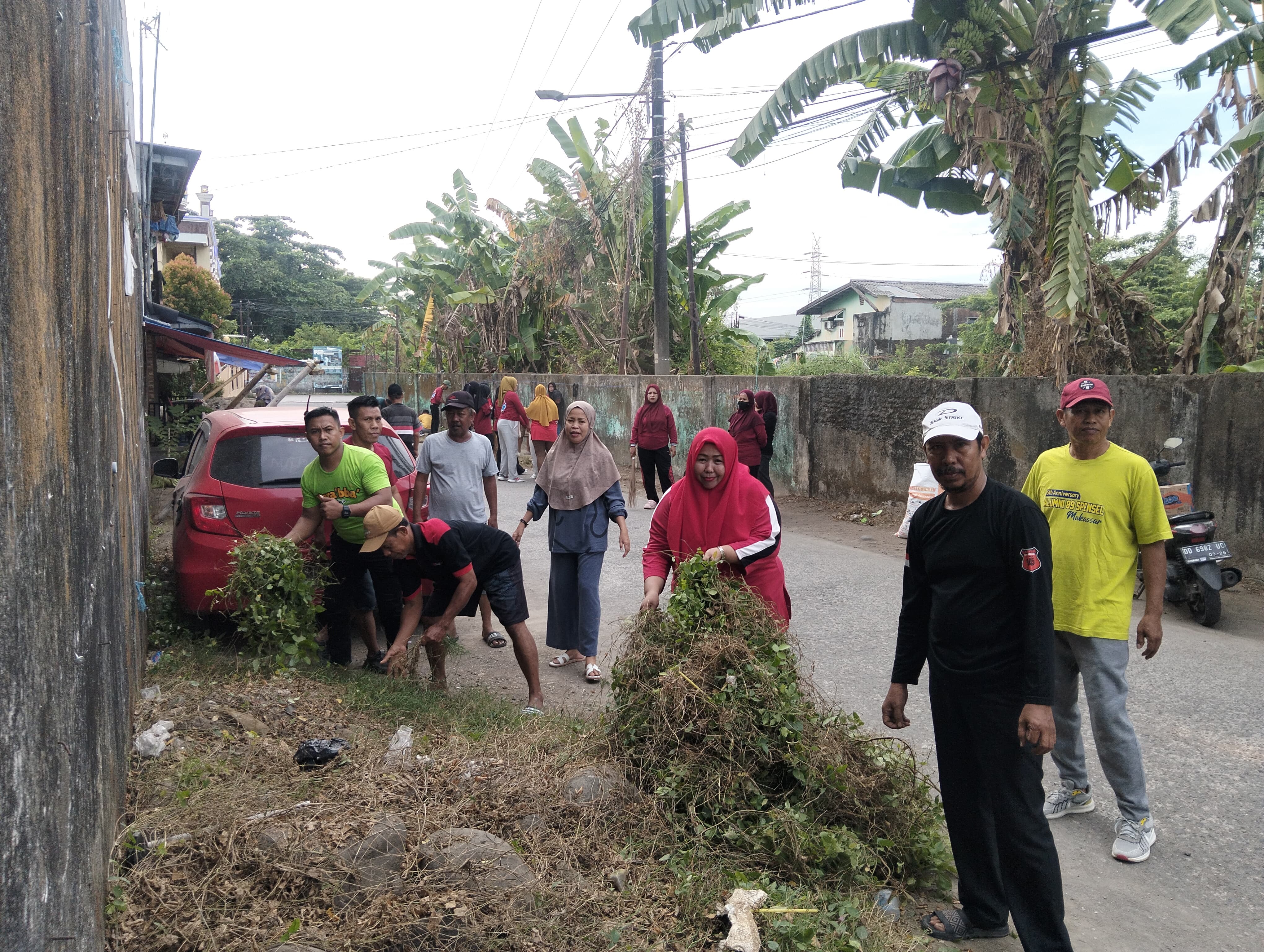 Bersama Warga, Lurah Tallo Dan Staff, LPM Toko Masyarakat, Beserta Toko Pemuda Bersatu Bekerja Bakti