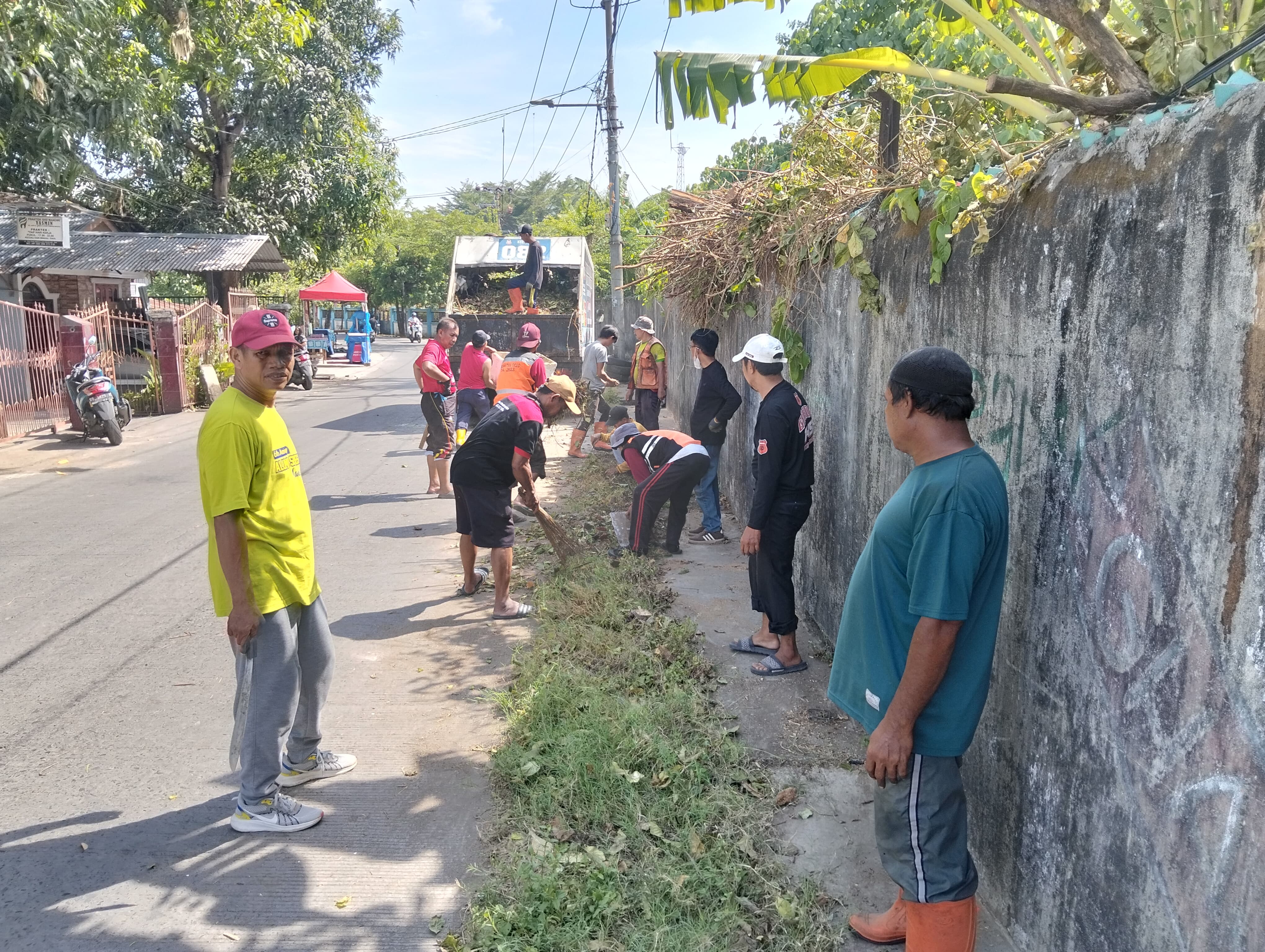 Bersama Warga, Lurah Tallo Dan Staff, LPM Toko Masyarakat, Beserta Toko Pemuda Bersatu Bekerja Bakti