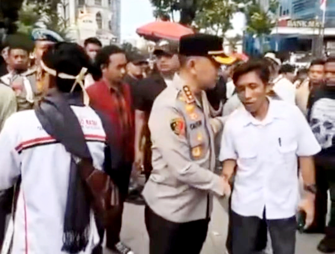 Kapolrestabes Medan Berbaur Dengan Massa Pengunjukrasa Demi Menjaga Situasi Kambtibmas
