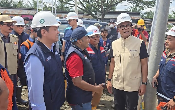 Dirut PTPN IV dan Dir. HK PTPN I Dampingi COO Danantara Tinjau Huntara Aceh