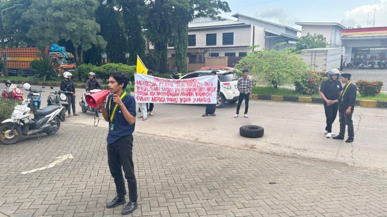 Aliansi Mahasiswa Olahraga dan Kesehatan (AMORAS) Gelar Aksi di Depan Polrestabes Makassar