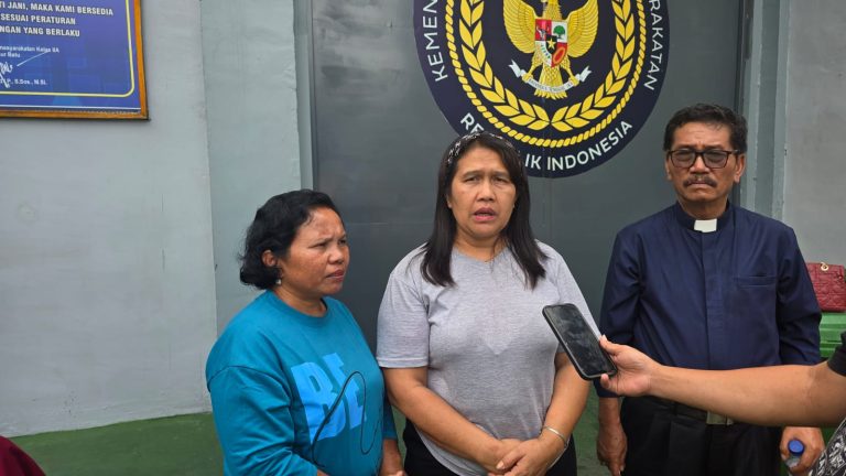 Tunggu Putusan Prapid Pendeta Doakan Kedua Korban Penganiyaan Brutal PUTRA PERSADAAN SEMBIRING, CS
