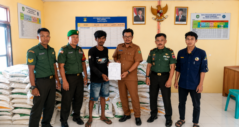 Danramil Baras Kawal Penyaluran Beras CPP, Pastikan Bantuan Tepat Sasaran hingga ke Warga
