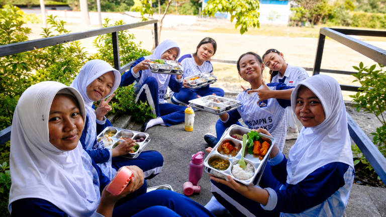 Potret Semangat Belajar, Siswa SMP Negeri 5 Tobadak Nikmati Program MBG dari SPPG Tobadak 2
