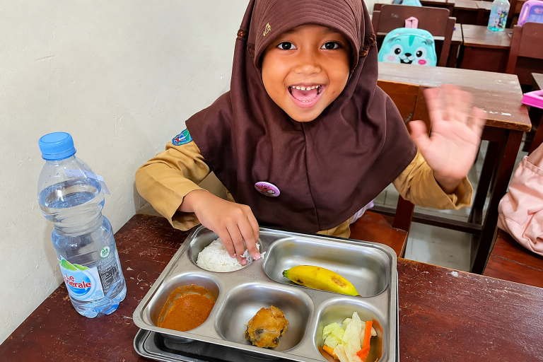 Senyum Ceria Siswa SD IT Waladun Sholeh Warnai Penyaluran Program Makan Bergizi Gratis