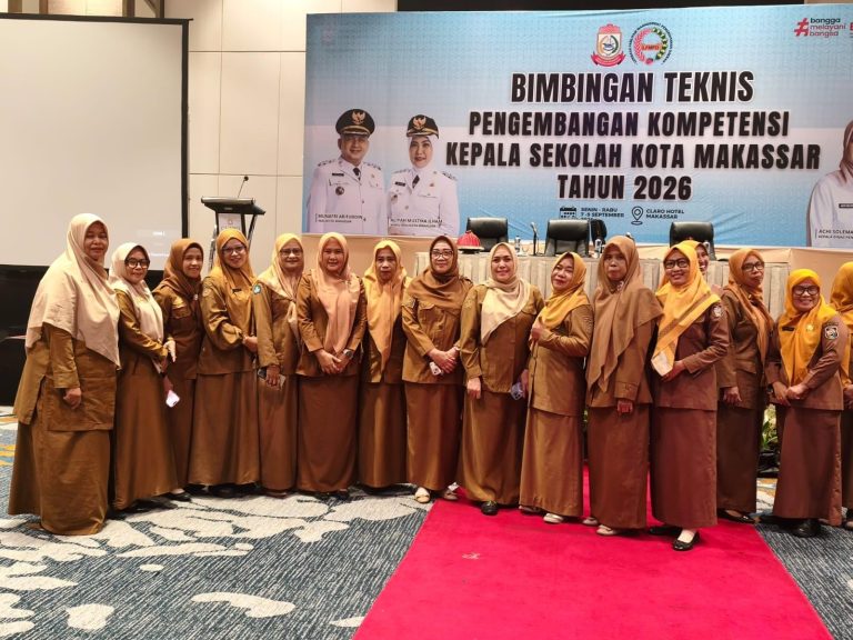 Bimtek Kepala Sekolah Makassar 2026 di Claro, Kepala Sekolah UPTD SPF SDN Gaddong 2 Tampil Sebagai Dirigen Pimpin Lagu Indonesia Raya