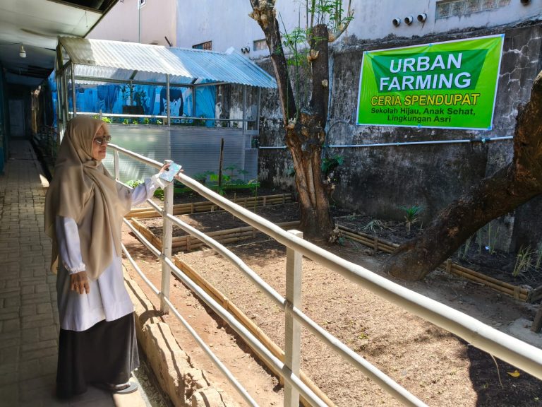 Urban Farming dan Budaya Bersih Warnai Pengelolaan Lingkungan SMPN 24 Makassar