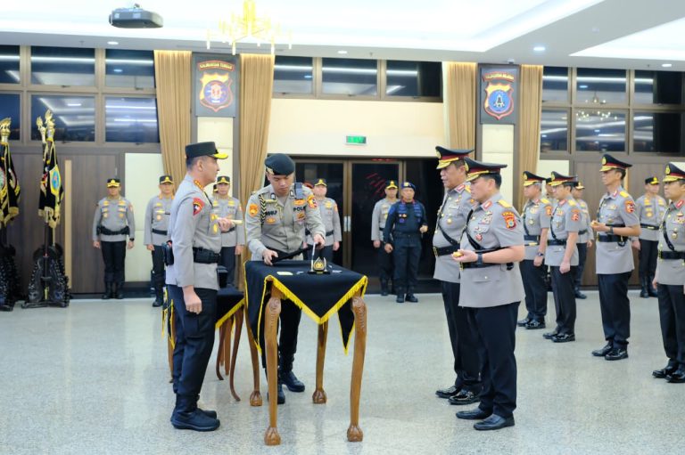 Kapolri Lantik Irjen Pol. Dr. M. Awal Chairuddin sebagai Kapolda Sulsel Gantikan Irjen Pol. Djuhandhani Rahardjo Puro