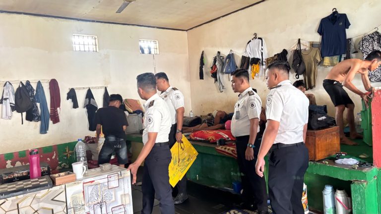 Perkuat Keamanan dan Kesetaraan, Lapas Kelas IIA Palopo Gelar Penggeledahan dan Pengawasan Rutin