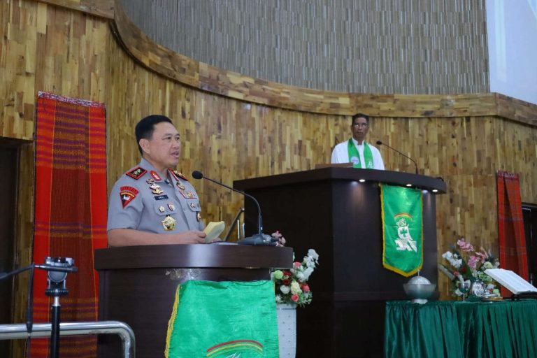 Melalui Ibadah Minggu Kasih, Kapolda Sulsel Ajak Jemaat Perkuat Toleransi dan Manfaatkan Layanan Polisi 110