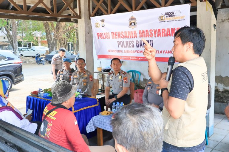 Sapa Komunitas Ojek di Terminal Mattirowalie, Kapolres Barru Imbau Waspada Narkoba dan Tertib Lalu Lintas