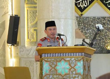 Gelar Jumat Keliling di Mesjid Raya Makassar, Kapolda Sulsel Sampaikan Imbauan Kamtibmas dan Perkuat Silaturahmi