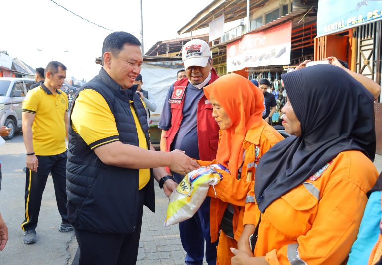 Wujudkan Polisi Bersama Masyarakat, Kapolda Sulsel Pimpin Aksi Bersih Lingkungan dan Berbagi di Pasar Daya