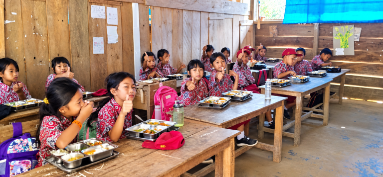 Di Balik Ruang Kelas Sederhana, Anak-anak Kebanga Antusias Nikmati MBG