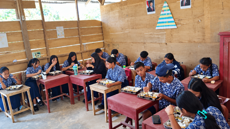 Makan Bergizi Gratis Hadir di SMPS Puncak Sumua, SPPG Buntumalangka Layani Ribuan Penerima Manfaat