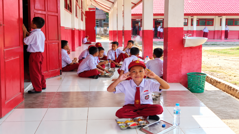 Potret Siswa SD Inpres Barakkang Nikmati MBG, Suasana Makan Bersama Penuh Keceriaan