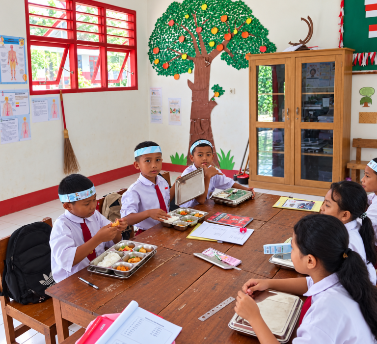 Dukung Generasi Sehat dan Cerdas, SPPG Tobadak 2 Salurkan Makan Bergizi Gratis kepada Siswa SDN Kondosapata