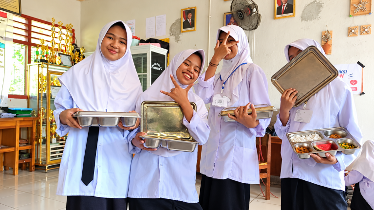 Potret Makan Bergizi Gratis di Duripoku, Menyasar Generasi Muda dan Keluarga
